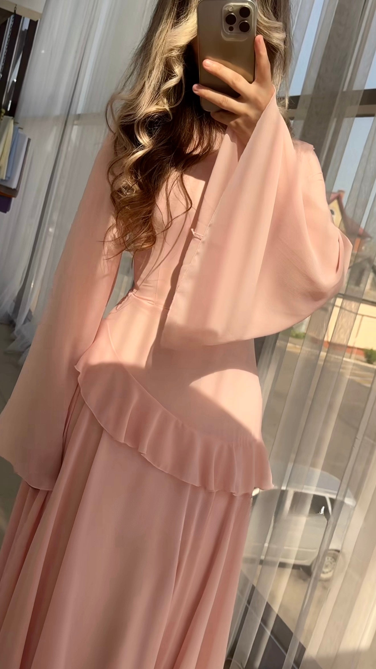 Bodenlanges Kleid mit ausgestelltem Schnitt