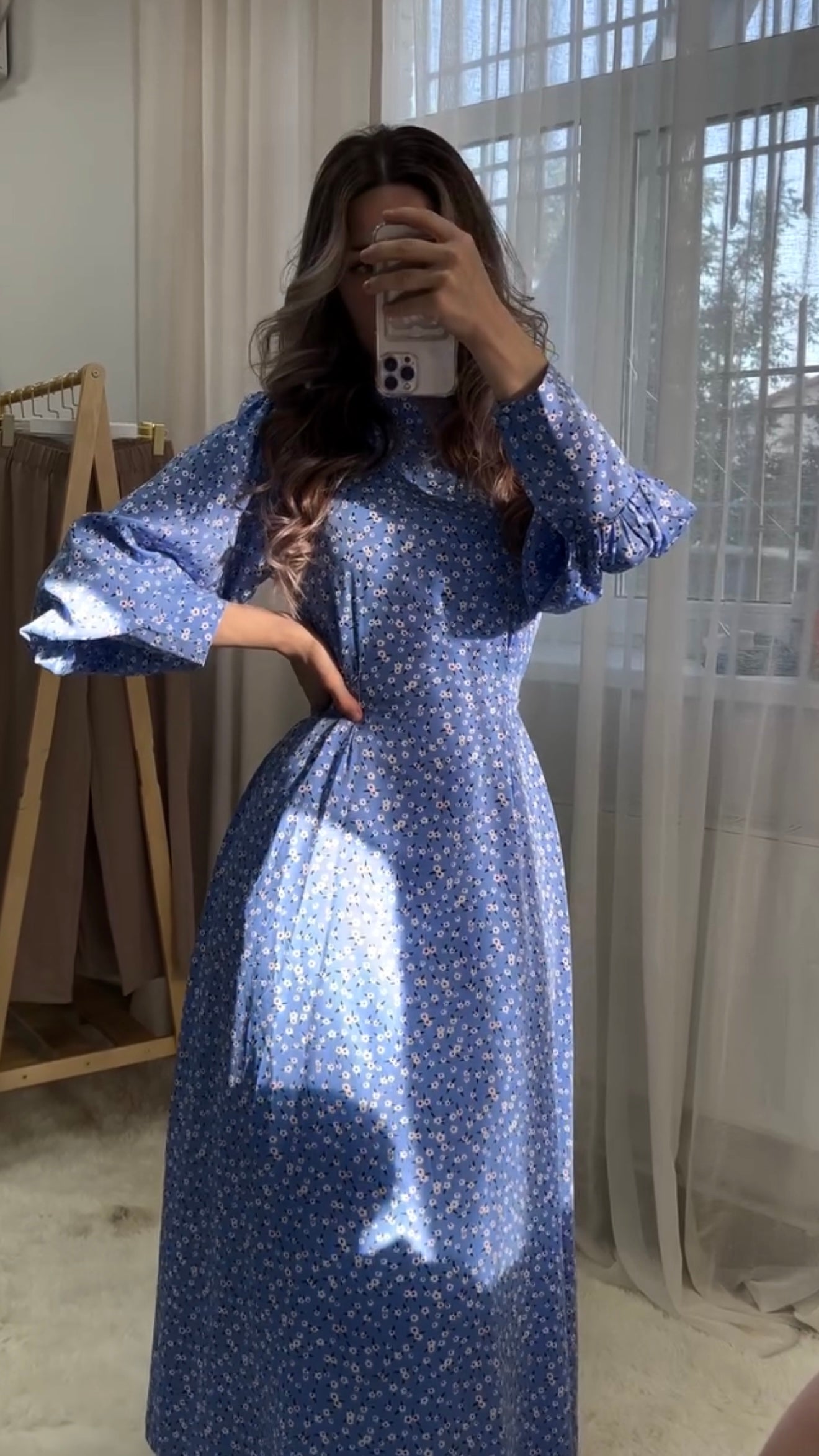 Blaues Maxikleid mit feinem Blümchenprint