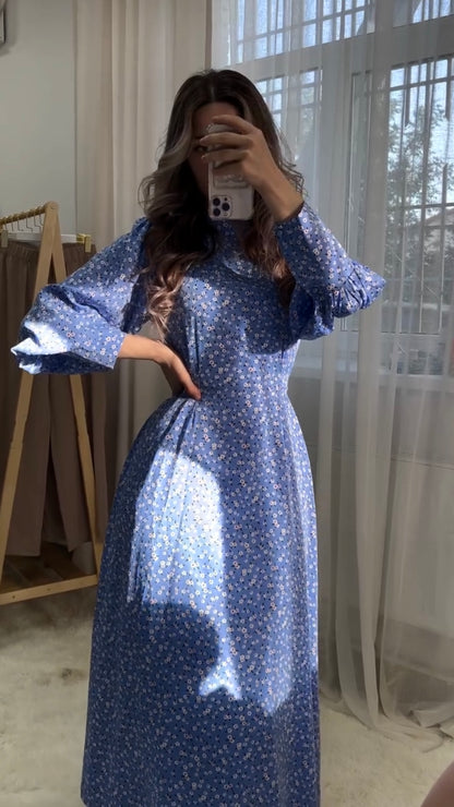 Blaues Maxikleid mit feinem Blümchenprint