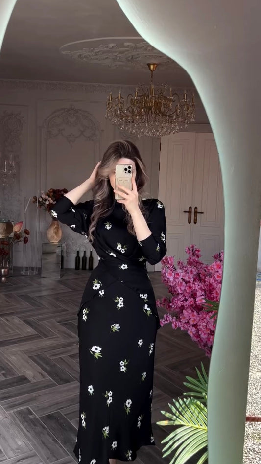 Schwarzes Maxikleid mit weißen Blumen