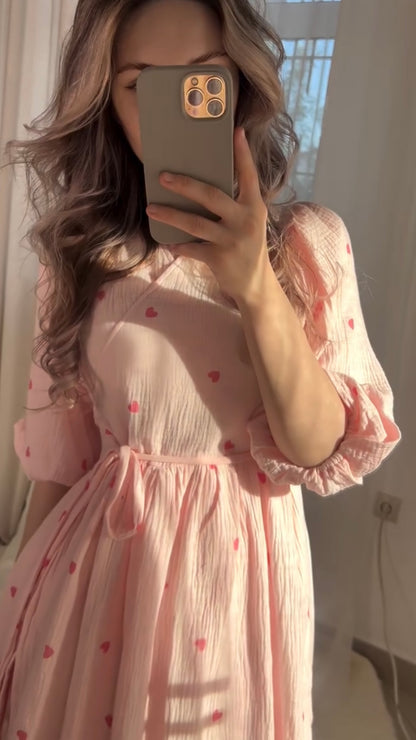 Rosa Maxikleid mit Herzprint und Bindegürtel