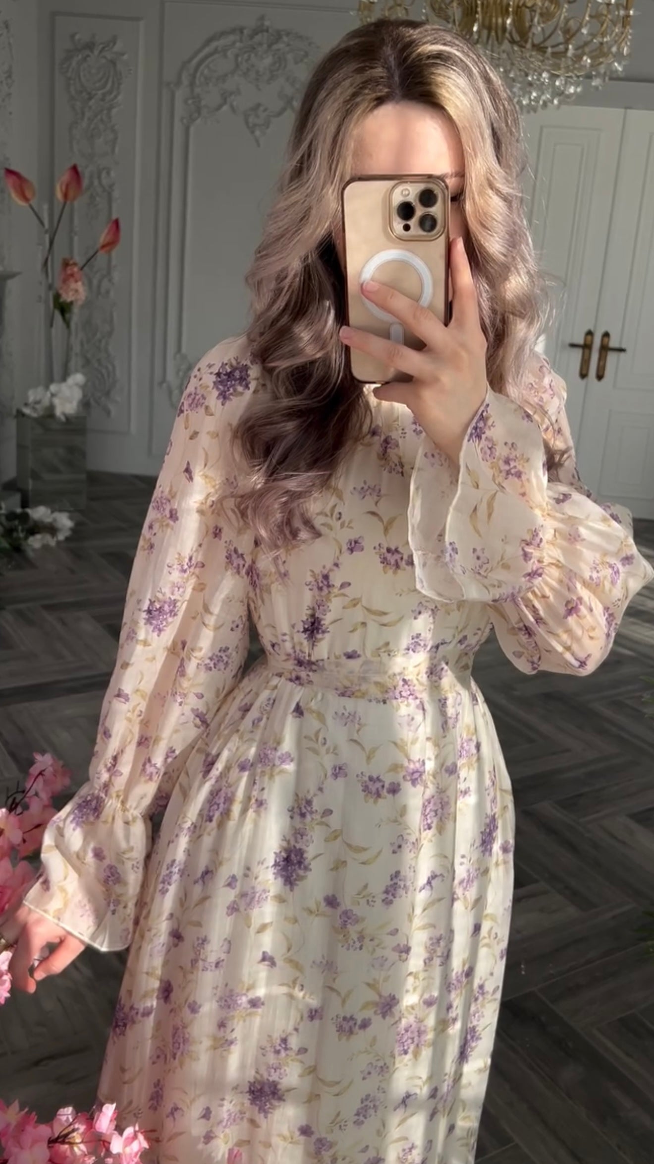 Maxikleid mit fliederfarbenem Blütenmuster