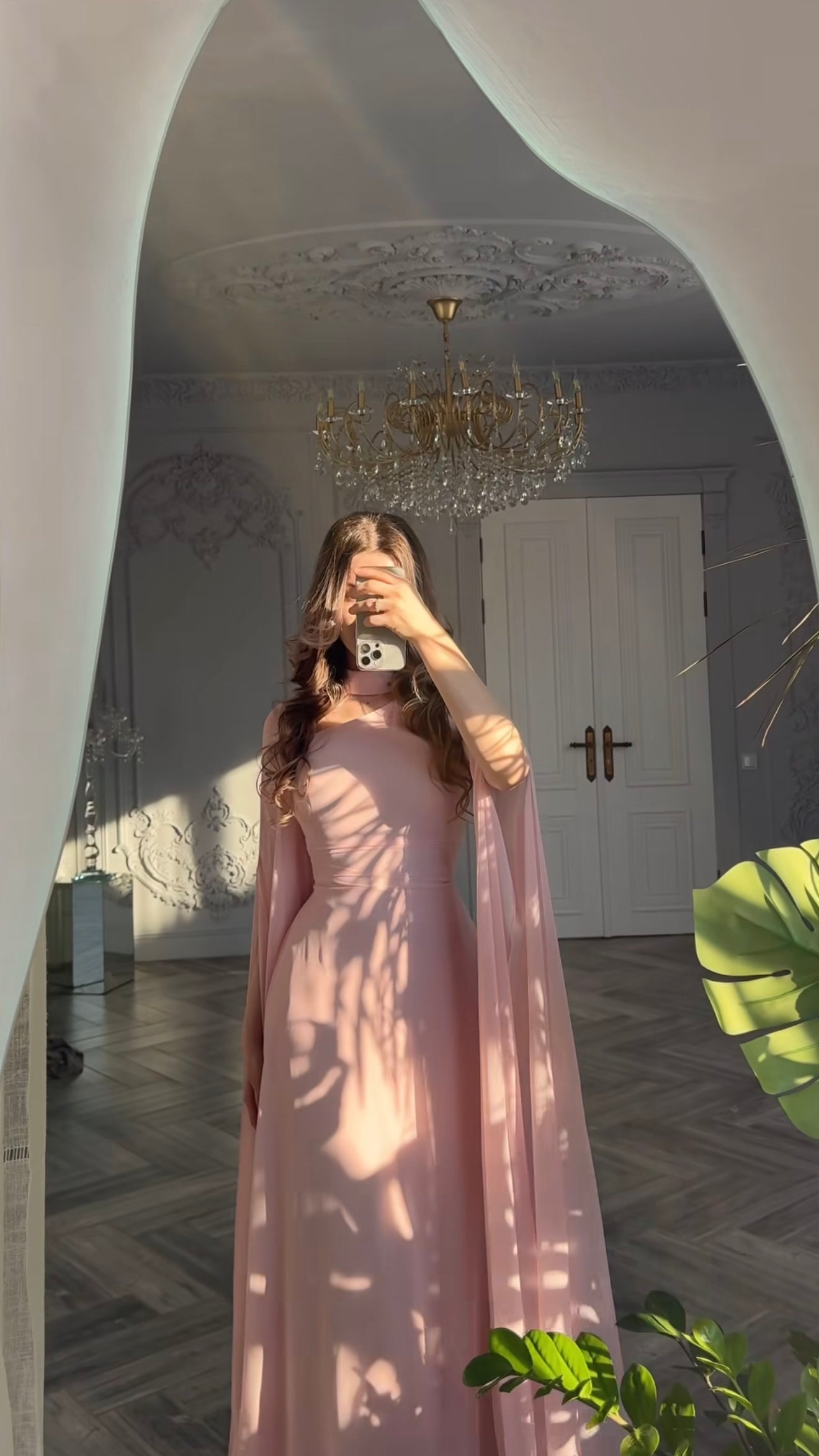 Roséfarbenes Maxikleid mit Capeärmeln