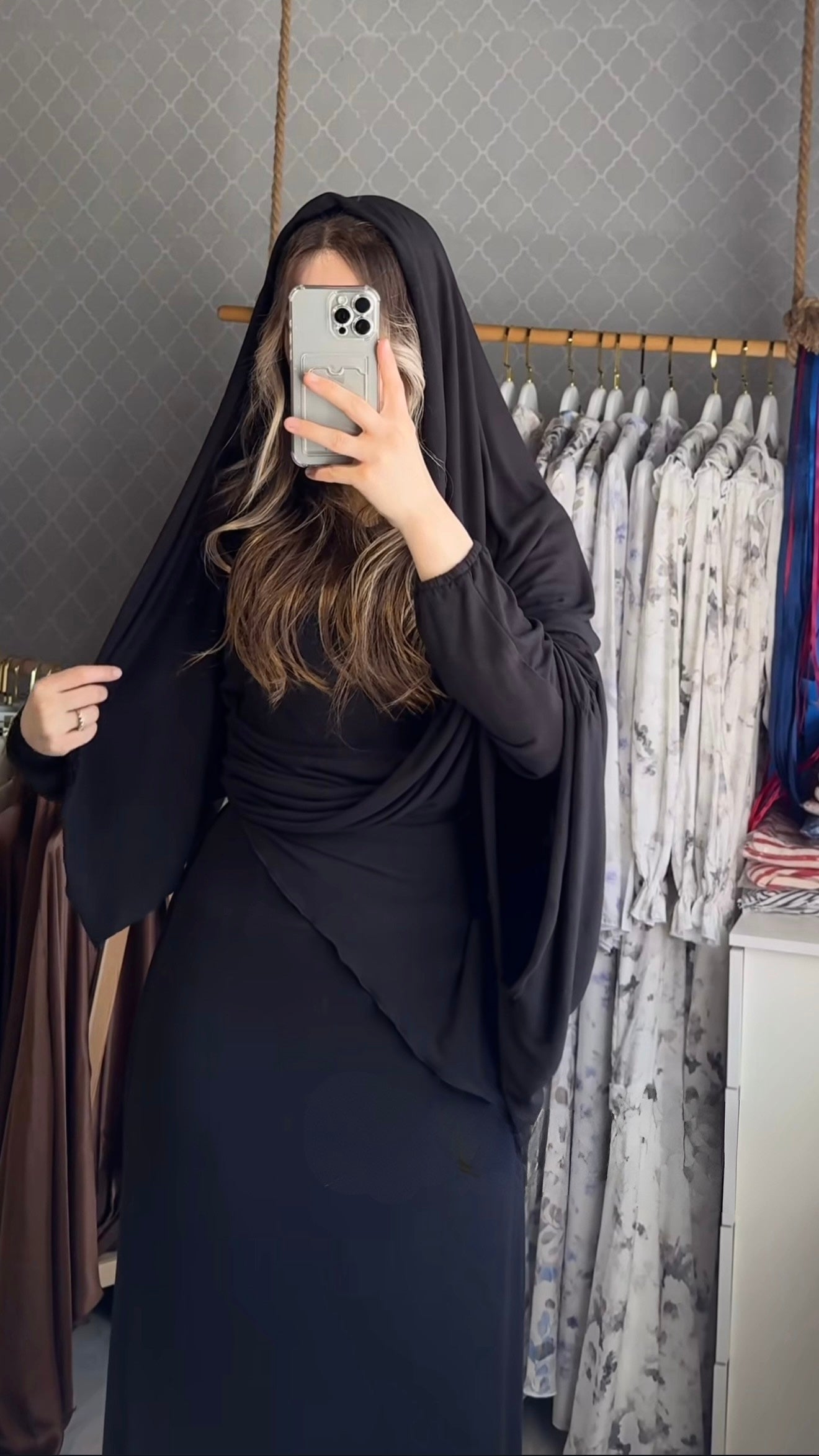 Schwarzes Maxi Set mit Kapuze und Drapierung