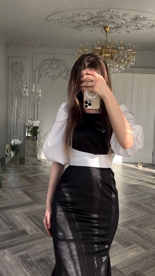 Zweifarbiges Maxikleid mit weißen Puffärmeln