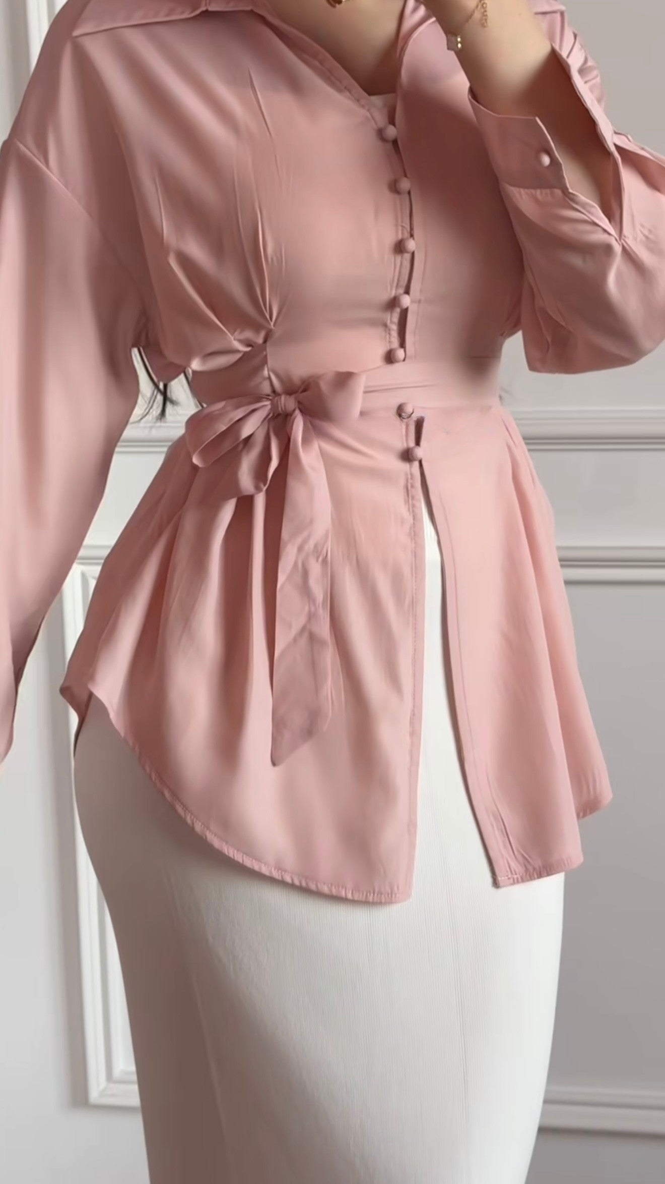 Zweiteiliges Set mit Bluse und weißem Maxirock