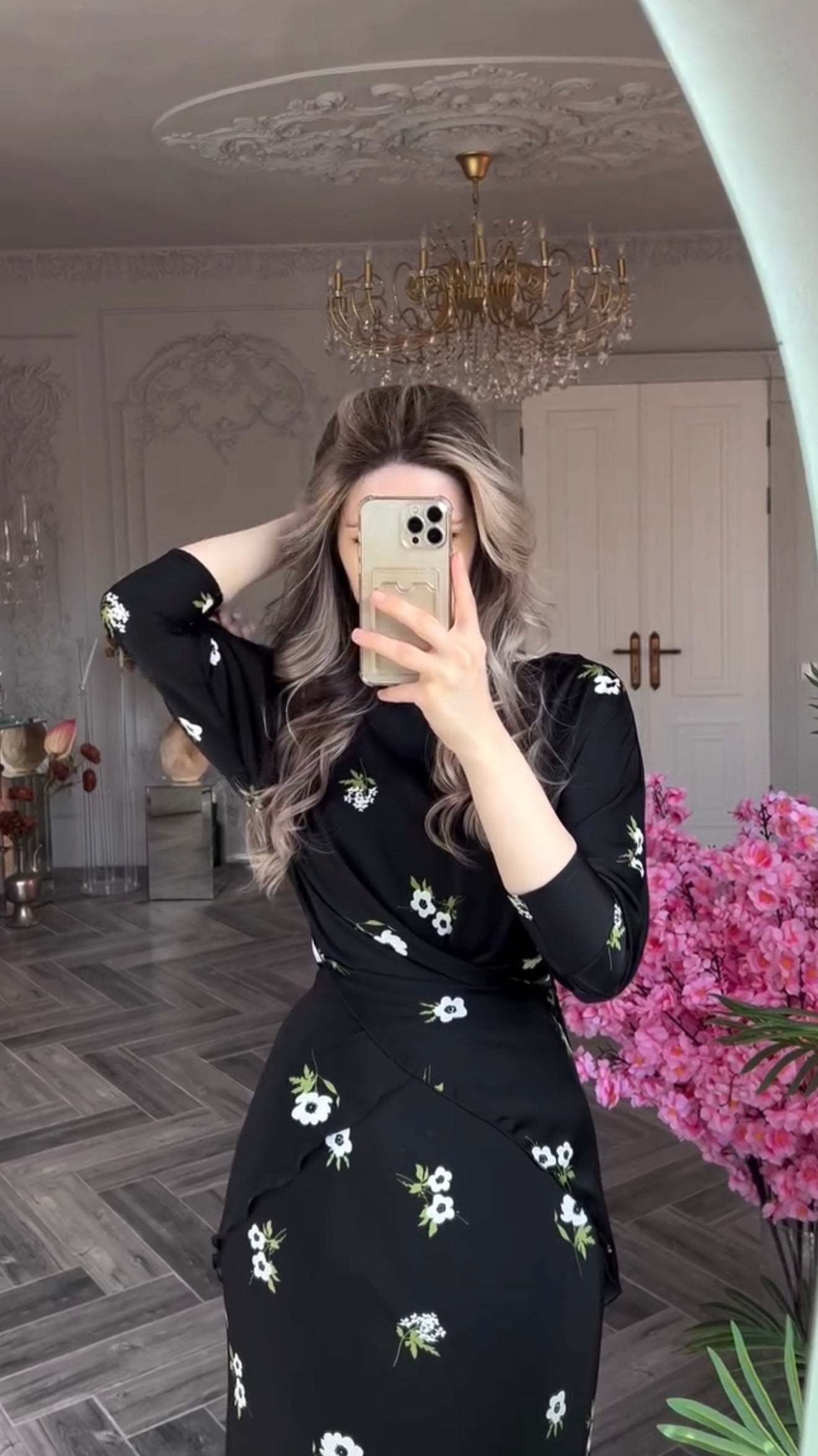 Schwarzes Maxikleid mit weißen Blumen