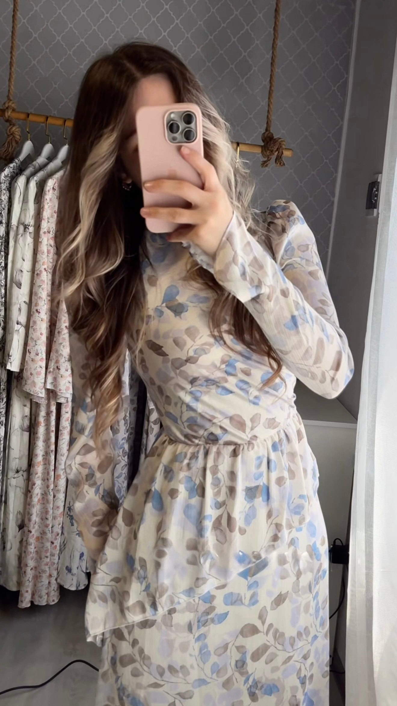 Maxikleid mit Blättermuster und Wickeloptik