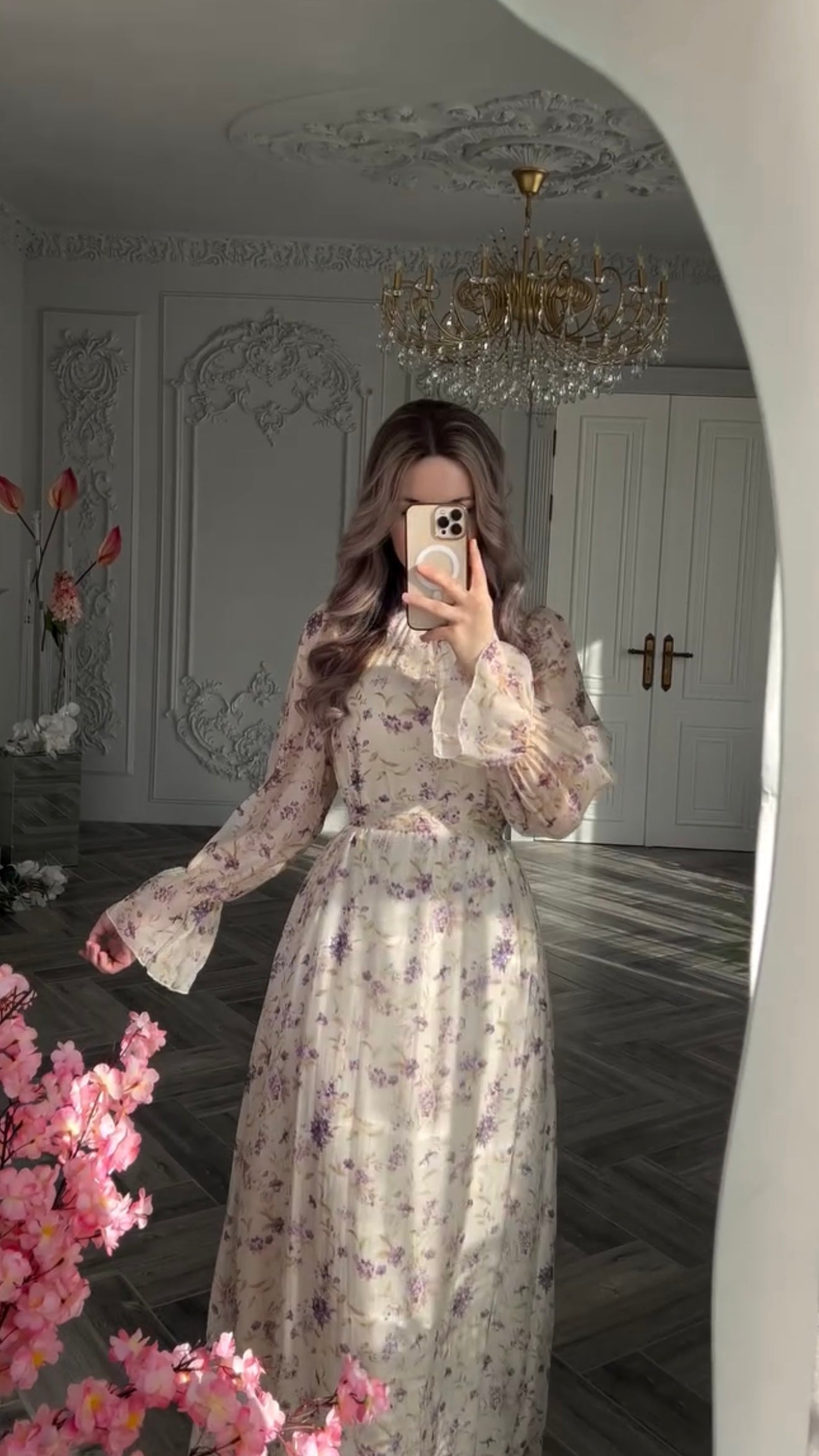 Maxikleid mit fliederfarbenem Blütenmuster