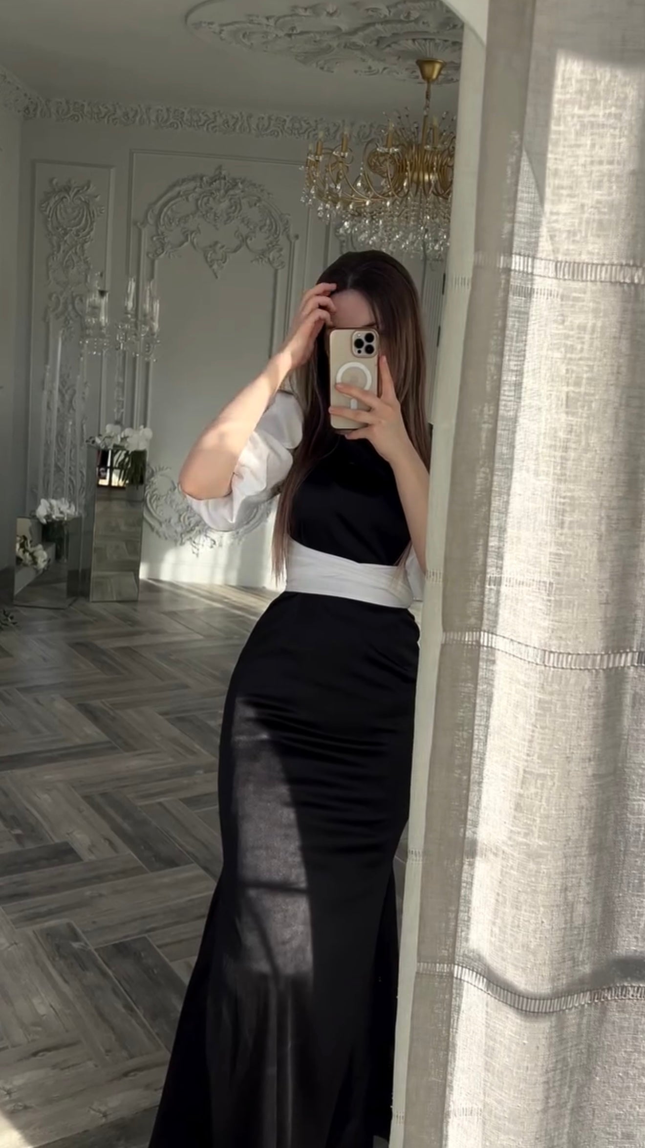 Zweifarbiges Maxikleid mit weißen Puffärmeln