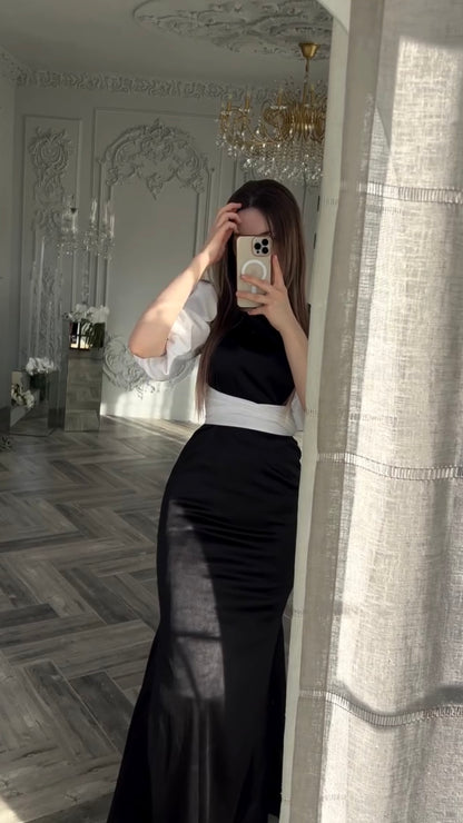 Zweifarbiges Maxikleid mit weißen Puffärmeln