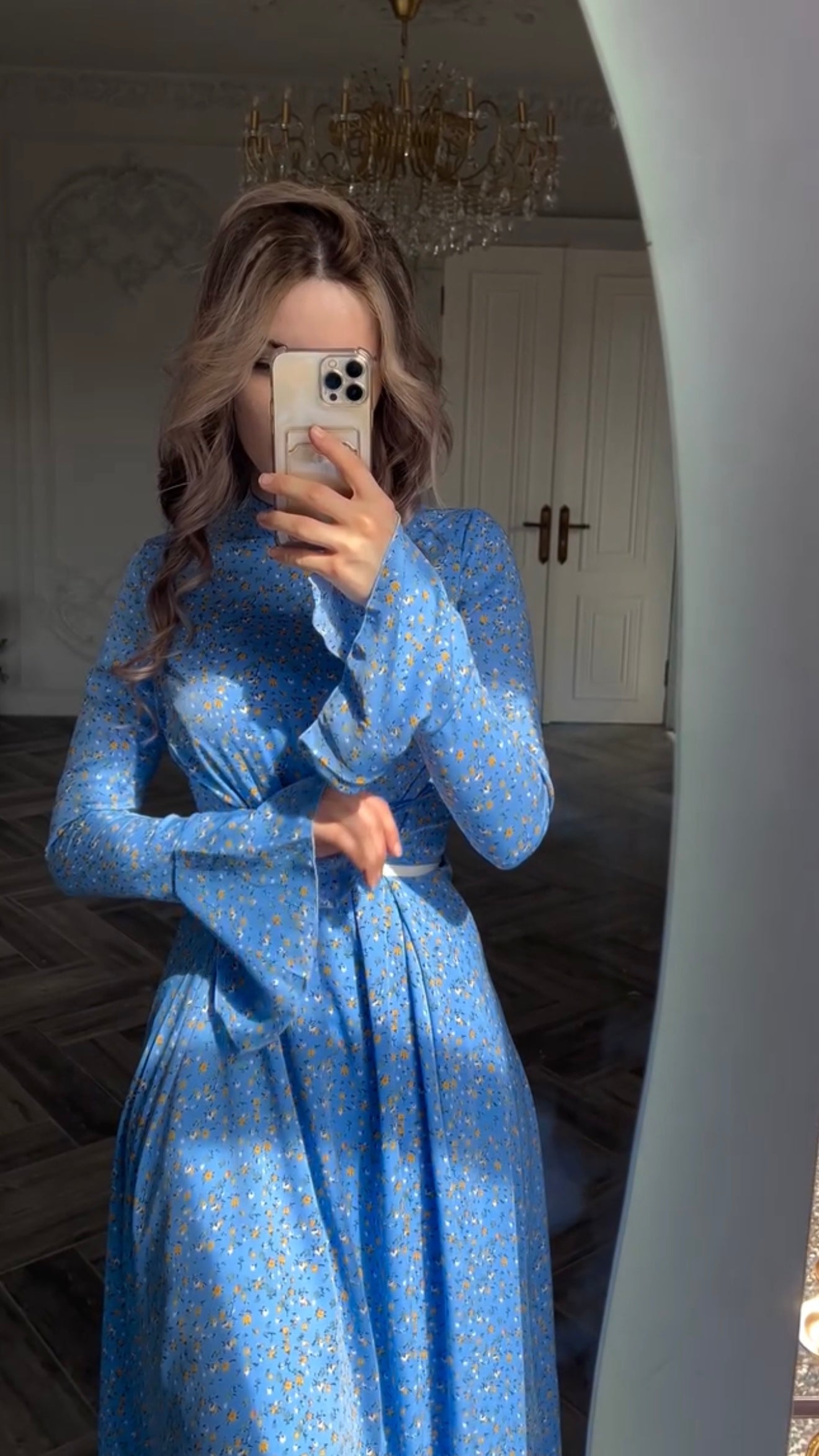 Blaues Maxikleid mit Blumenprint und Bindegürtel