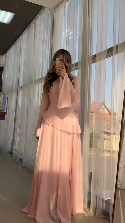 Bodenlanges Kleid mit ausgestelltem Schnitt