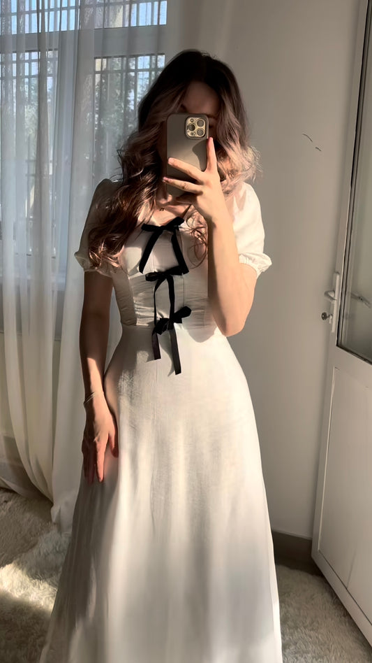 Weißes Kleid mit schwarzen Schleifen