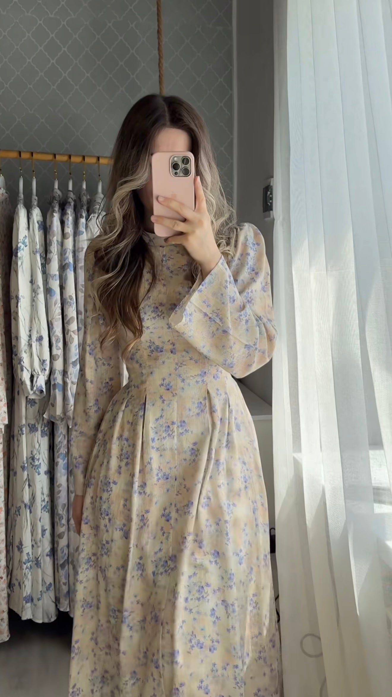 Beigefarbenes Maxikleid mit Fliederprint
