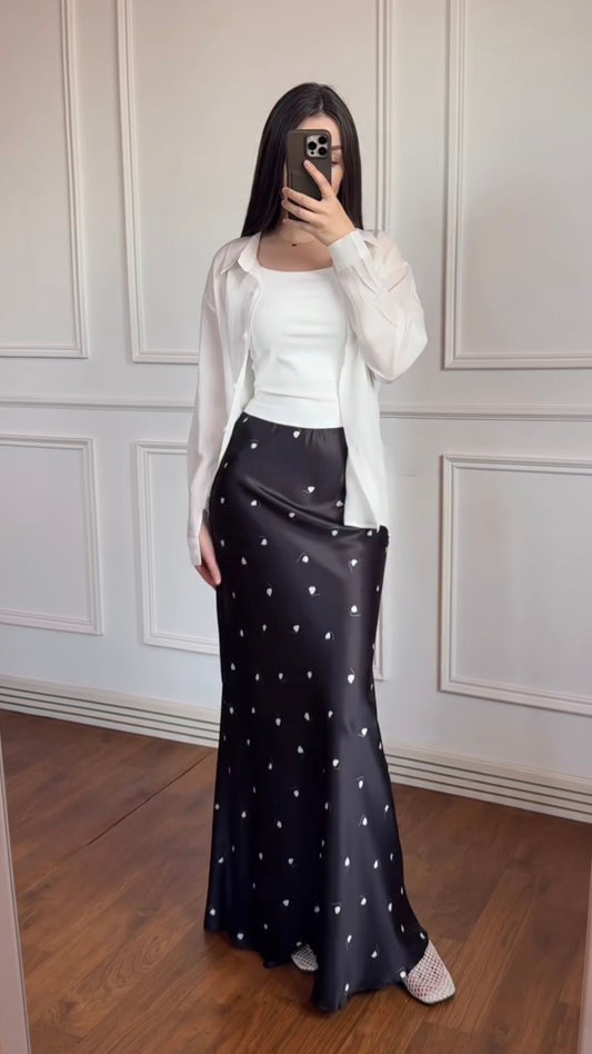 Satinrock und weiße Oversize-Bluse