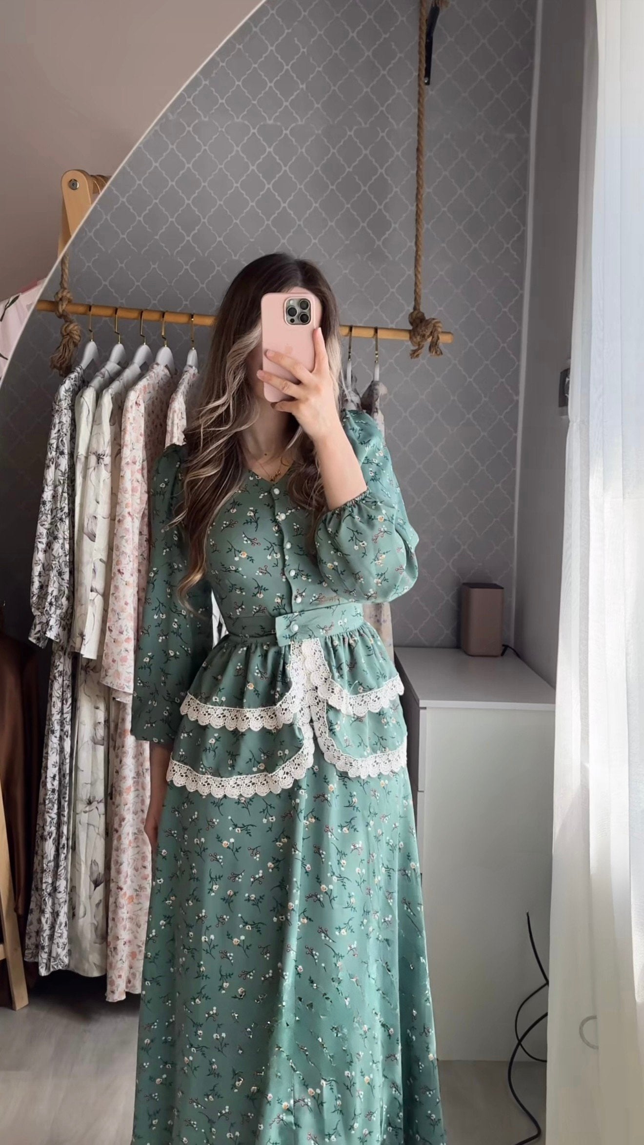 Maxikleid mit Puffärmeln und Spitzendetails