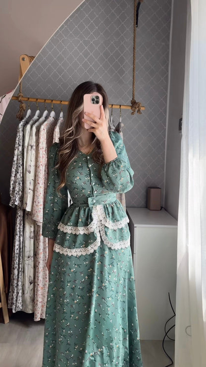 Maxikleid mit Puffärmeln und Spitzendetails
