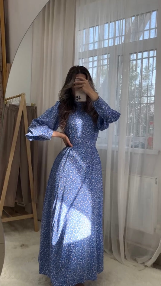 Blaues Maxikleid mit feinem Blümchenprint