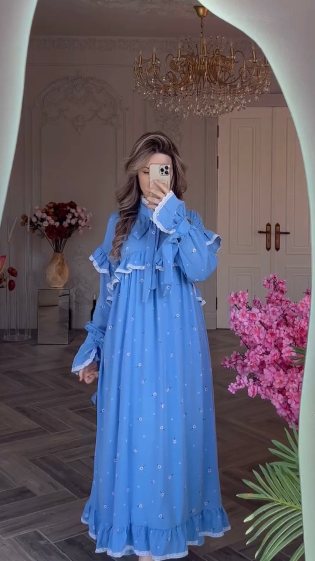 Blaues Maxikleid mit Rüschenbesatz