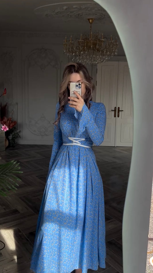 Blaues Maxikleid mit Blumenprint und Bindegürtel