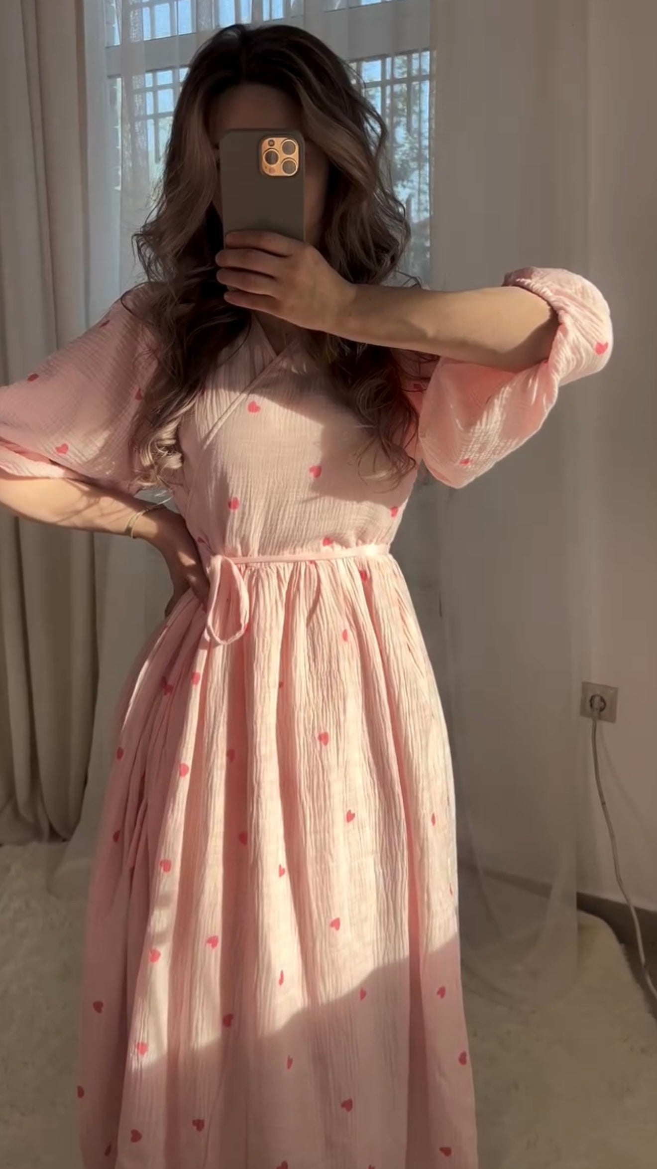 Rosa Maxikleid mit Herzprint und Bindegürtel
