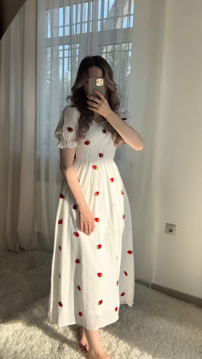 Weißes Kleid mit Erdbeermuster