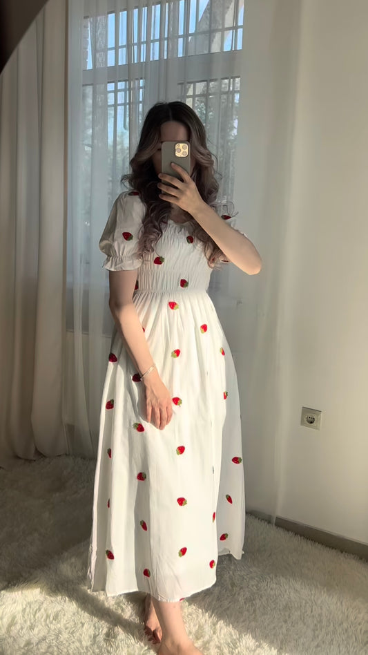 Weißes Kleid mit Erdbeermuster