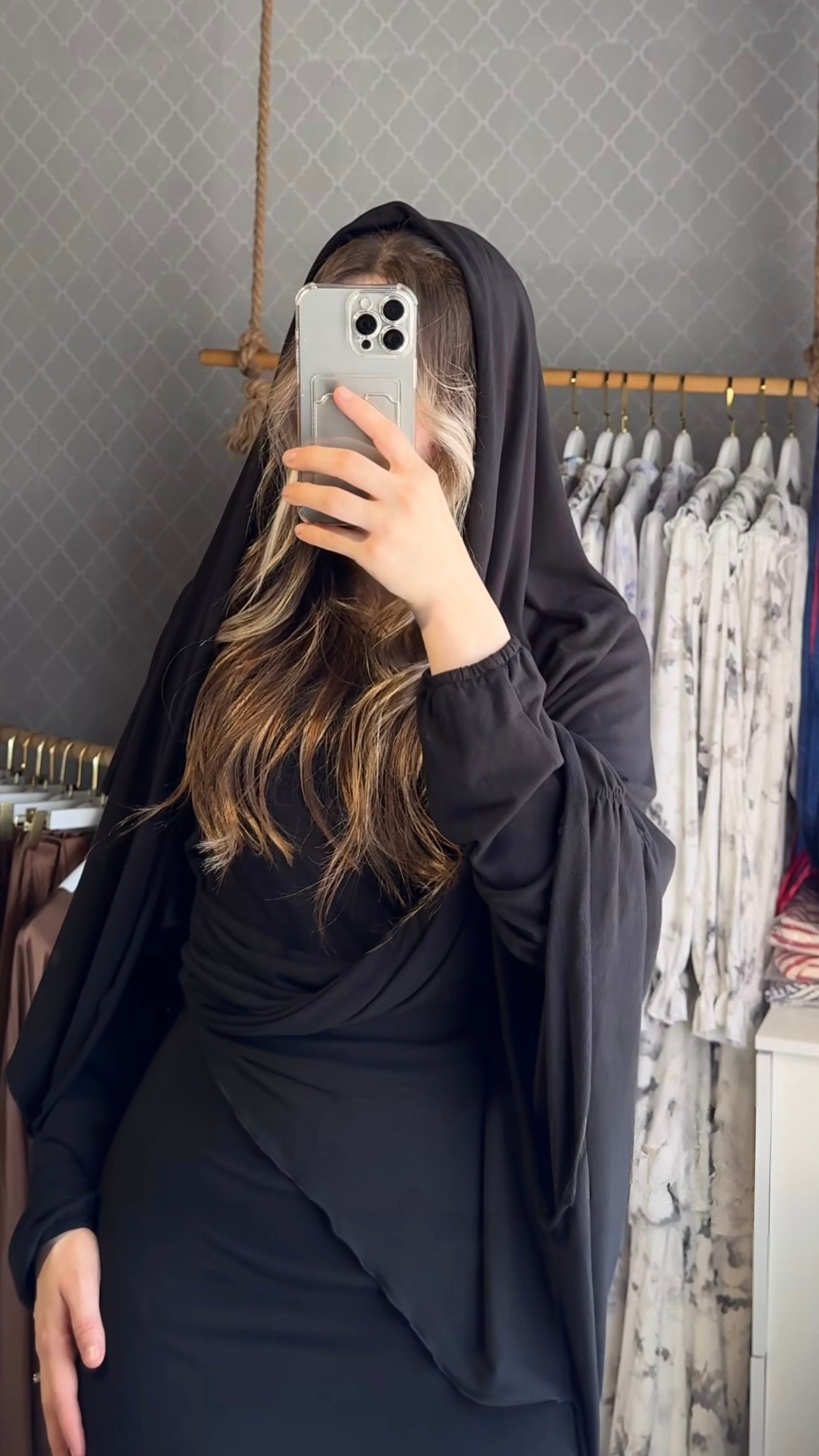 Schwarzes Maxi Set mit Kapuze und Drapierung