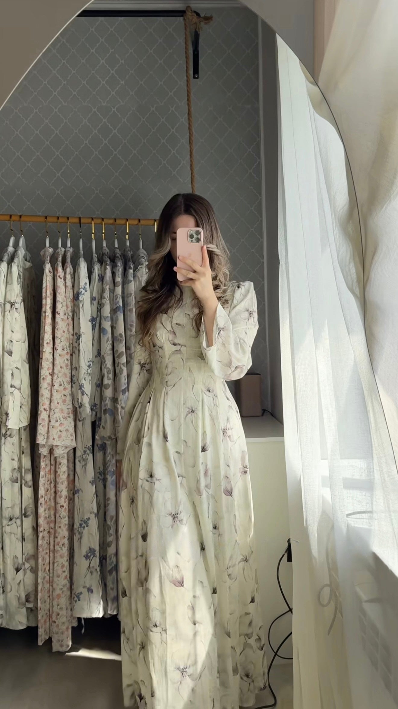 Maxikleid mit großflächigem Blütenmuster