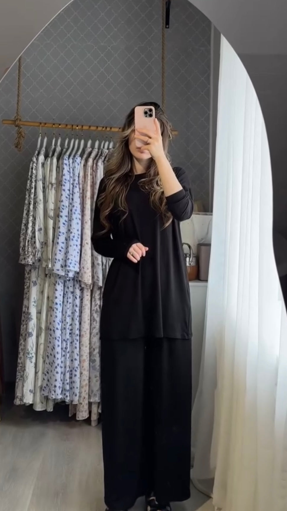 Schwarzes Set mit Longtop und weiter Hose
