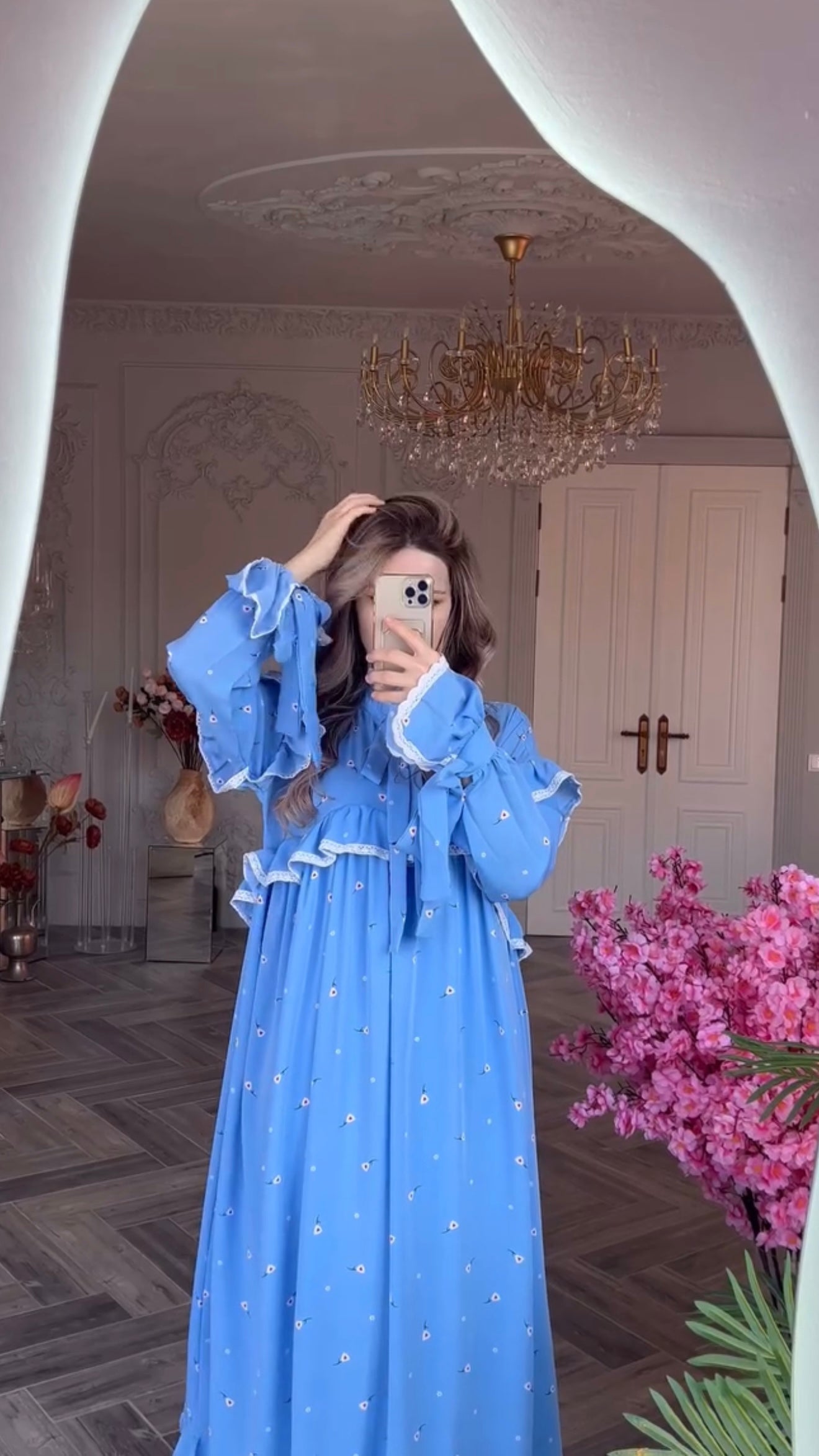 Blaues Maxikleid mit Rüschenbesatz