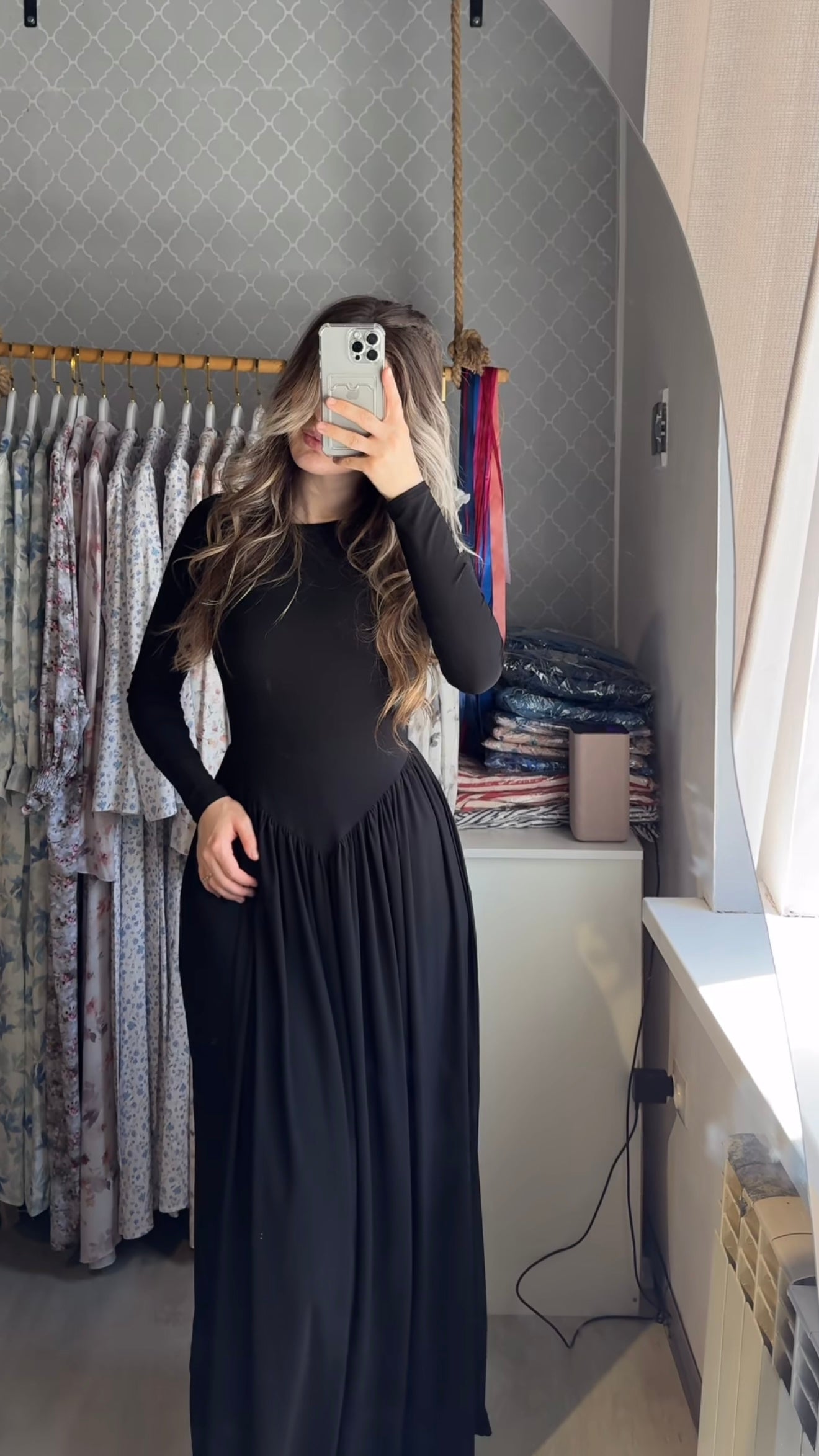 Schwarzes Maxikleid mit V-Taillierung