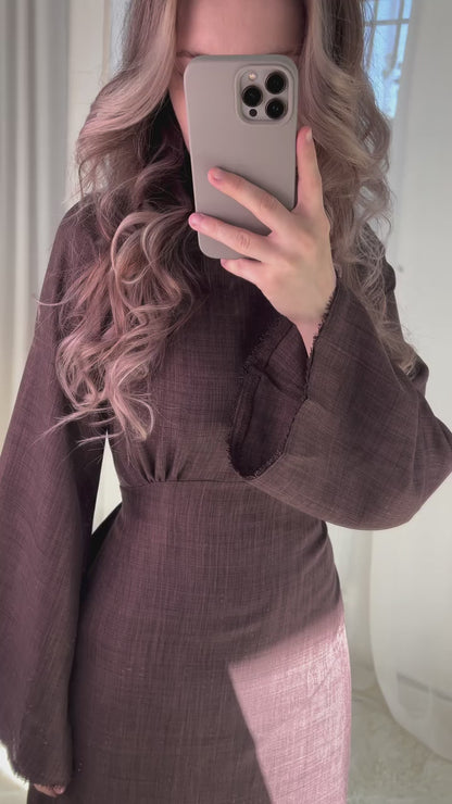 Braunes Maxikleid mit ausgestellten Ärmeln