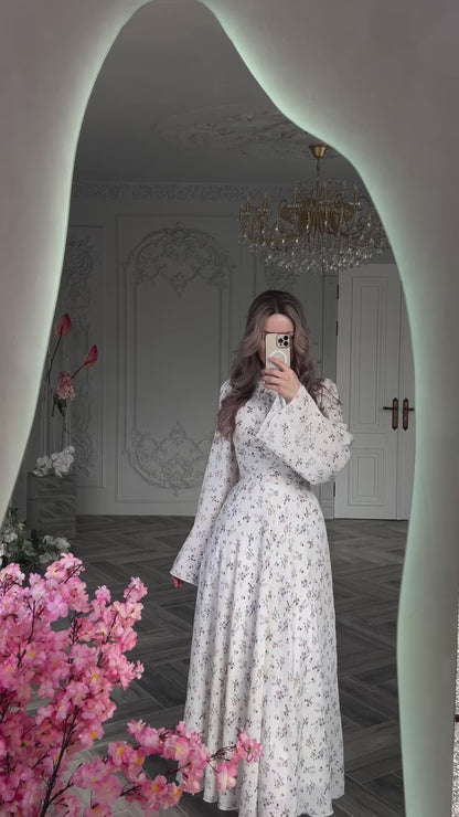 Weißes Maxikleid mit zartem Blütenmuster