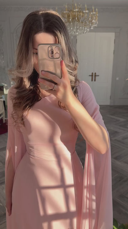 Roséfarbenes Maxikleid mit Capeärmeln