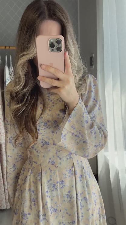 Beigefarbenes Maxikleid mit Fliederprint