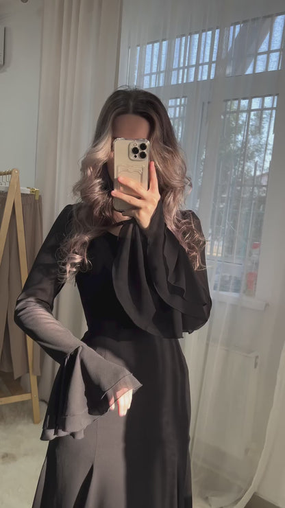 Schwarzes Maxikleid mit Volantärmeln