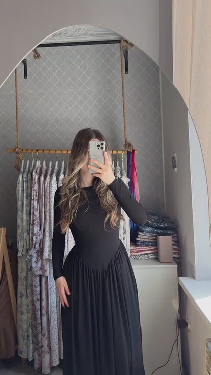 Schwarzes Maxikleid mit V-Taillierung