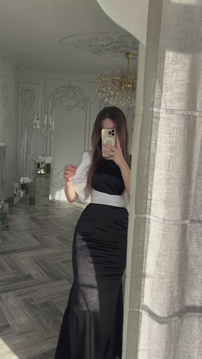 Zweifarbiges Maxikleid mit weißen Puffärmeln