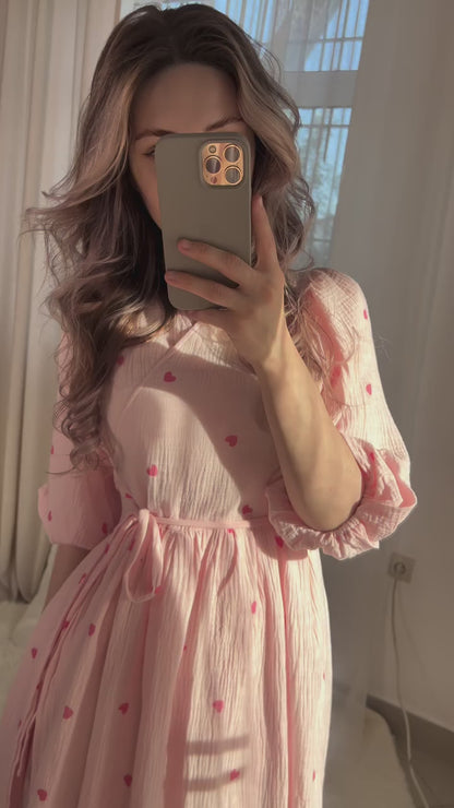 Rosa Maxikleid mit Herzprint und Bindegürtel