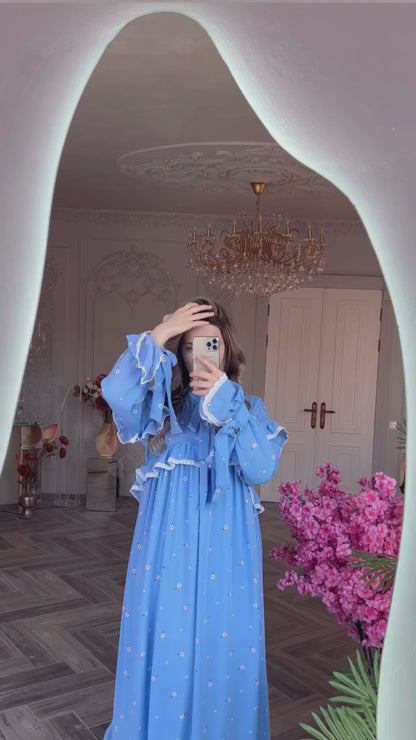 Blaues Maxikleid mit Rüschenbesatz