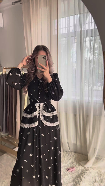 Schwarzes Kleid mit Häkelspitze und Blumenprint
