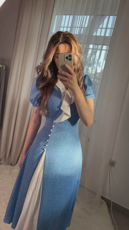 Blaues Maxikleid mit Volantdetails